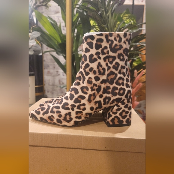 Steve Madden Leo Velvet Booties, Size 5.5, Leopard - Picture 3 of 5